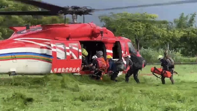 3名登山協會成員前往屏東探勘遭蜂襲,造成2死1傷意外,2名死者遺體16日由空勤總隊直升機吊掛下山。(屏東消防局提供)