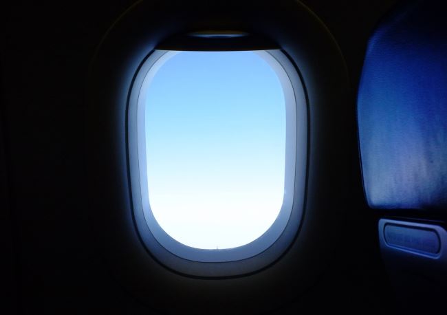 飛機起飛與降落前,空服員會要求乘客將遮陽板打開,背後是有原因。(示意圖/取自pixabay)