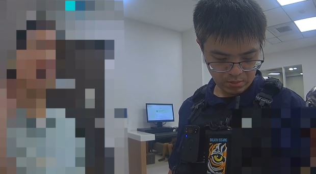 員警耐心地揭穿詐騙集團套路,即時護住民眾血汗錢。(圖/翻攝畫面)