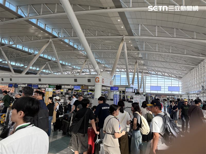 為因應大量出境旅客,成田、羽田、關西、中部、福岡、新千歲及那霸等7座主要機場,除設置免稅手續終端機,也將導入Visit Japan Web線上辦理功能。(圖/記者李育道攝影)