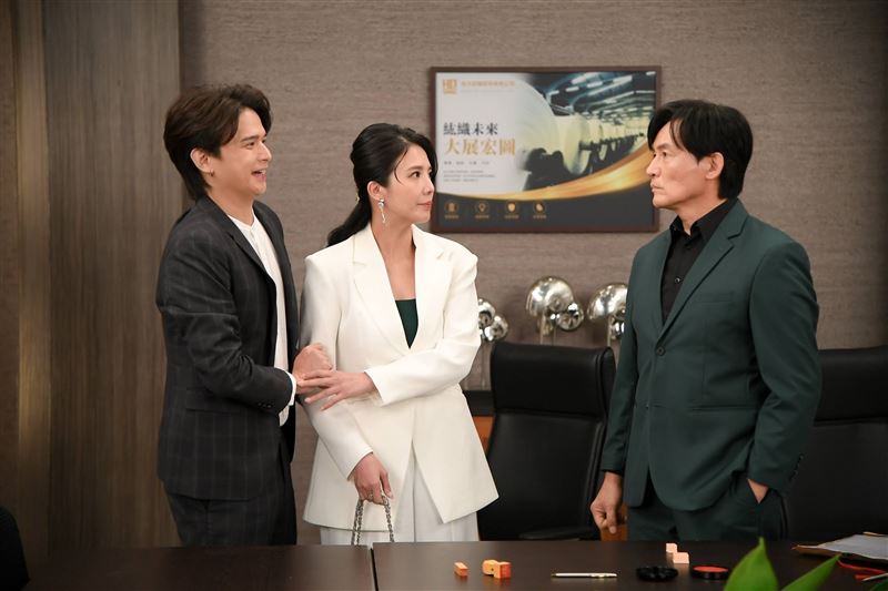 霍正奇(右一)演出《針線緣》掀起不少觀眾回憶殺。(圖/三立提供)