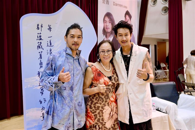Darren的媽媽(中)特地到場支持兒子。(圖/杰威爾音樂提供)