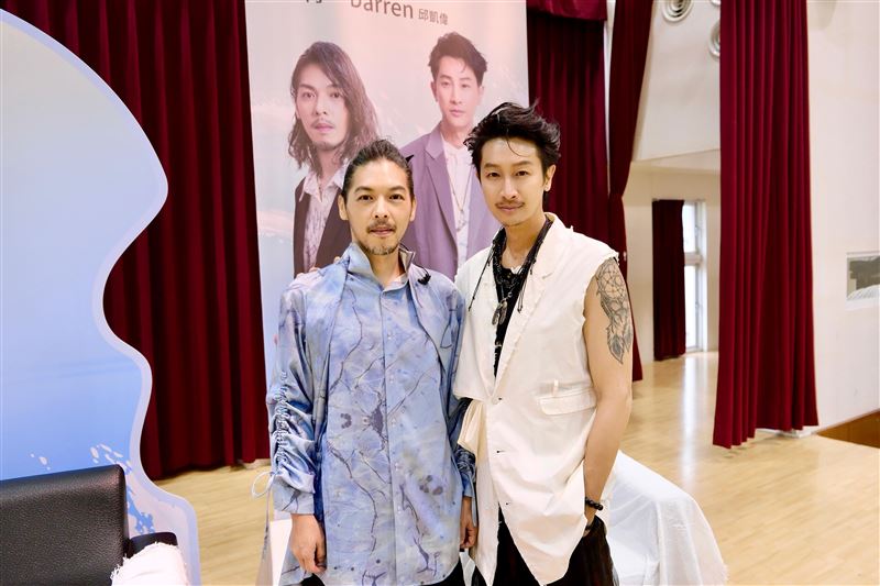 Darren(右)分享團名含義。(圖/杰威爾音樂提供)