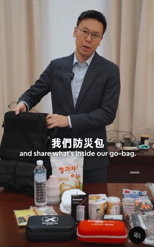 國安會副秘書長林飛帆今(16)日在臉書分享「緊急避難包開箱」影片。(圖/截取自林飛帆臉書)