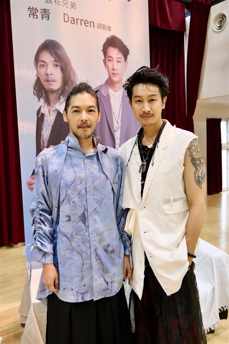 「浪花兄弟」Darren(邱凱偉)與常青出席「2026 屏東市名人講唱會:浪花來襲、唱響屏東」。(圖/杰威爾音樂提供)