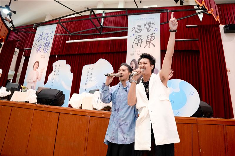 「浪花兄弟」Darren(邱凱偉)與常青出席「2026 屏東市名人講唱會:浪花來襲、唱響屏東」。(圖/杰威爾音樂提供)