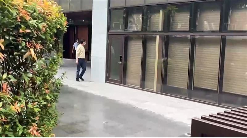 趙建銘再度現身診所外。(圖/翻攝畫面)