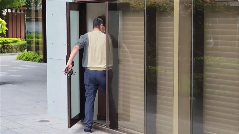 趙建銘面對媒體提問並沒有理會,隨即轉身進入診所內。(圖/翻攝畫面)