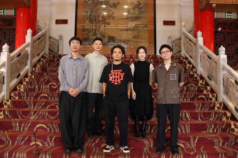 楊大正力挺十週年里程碑!淺堤笑喊「聽他唱歌長大」。(圖/湯與海音樂 提供)