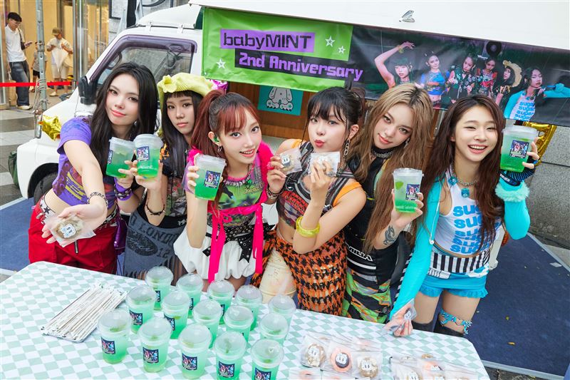 新時代顛覆系女團babyMINT即將迎來出道2週年,在台北信義區舉辦「兩週年逆應援餐車快閃活動」。(圖/華研國際 提供)