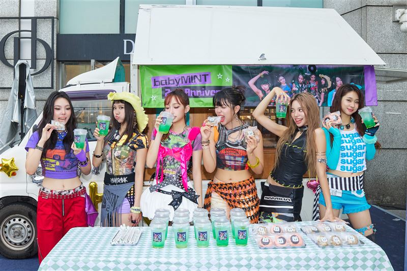 新時代顛覆系女團babyMINT即將迎來出道2週年,在台北信義區舉辦「兩週年逆應援餐車快閃活動」。(圖/華研國際 提供)