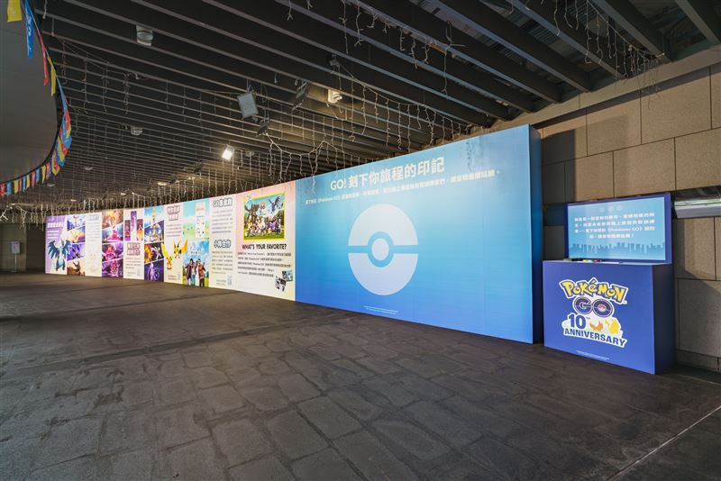 跟皮卡丘回顧精采冒險足跡!《Pokémon GO》十週年特展大安森林公園登場。(圖/主辦單位提供)