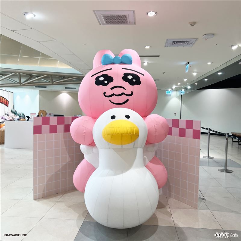 《褲褲兔快閃店》超萌巨型氣偶。(圖/主辦單位提供)
