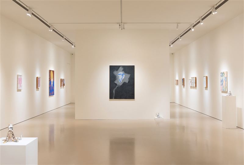 深受潮流時尚圈喜愛的桑拿大可,8月15日起於誠品畫廊推出全新個展《一件內褲,一雙襪子》,展出40件精彩全新作品。(圖/主辦單位提供)