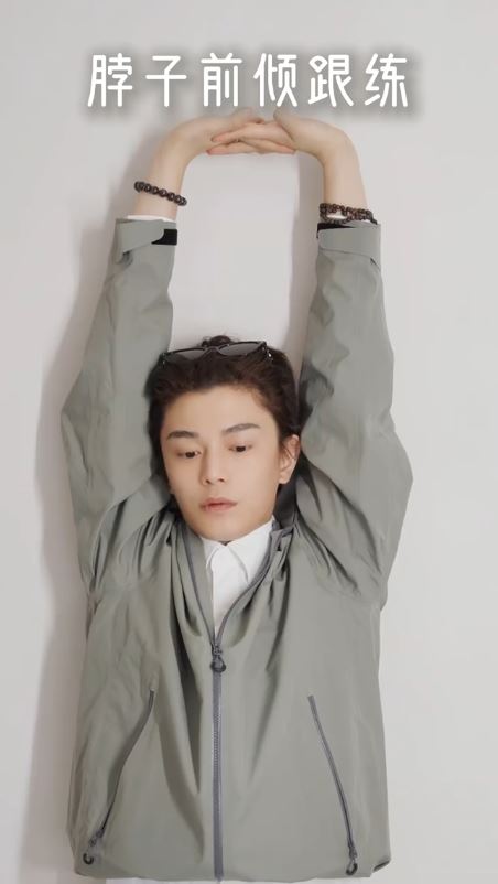 丁禹兮在社群平台上分享改善脖子前傾問題的復健影片。(圖/翻攝自丁禹兮微博)