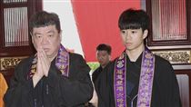 孫德榮證實遭蔡阿嘎封鎖　攜養子出面求饒
