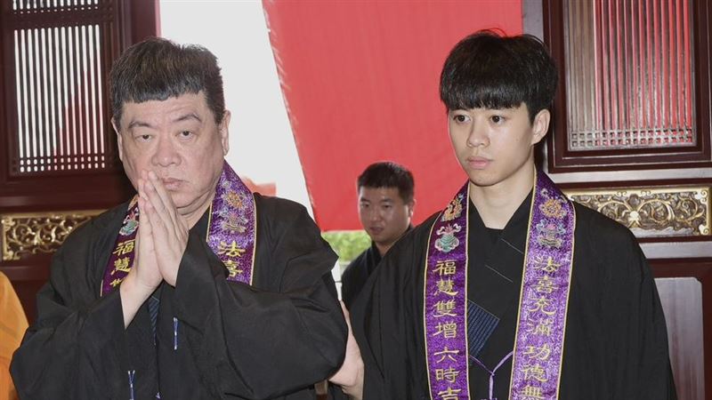 孫德榮證實遭蔡阿嘎封鎖　攜養子出面求饒