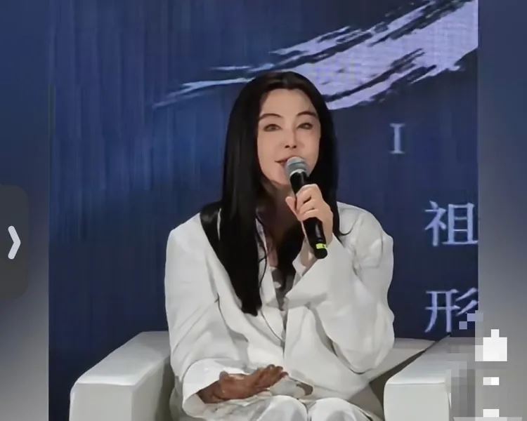 王祖賢本人親自現身出席活動,談到為何願意授權自己的肖像。(圖/翻攝自微博)