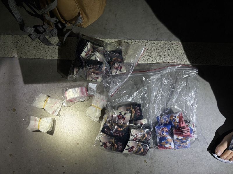 台北市警察局刑事警察大隊16日表示,日前溯源追查毒品案,查知桃園袁男和吳男長期販毒且擁槍自重,經長期蒐證後攻堅,人贓並獲送辦,圖為毒咖啡包證物。(翻攝照片)