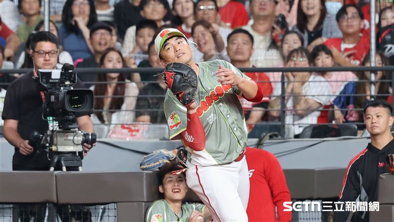 中職37年例行賽,味全龍一壘手朱育賢接殺樂天桃猿指定打擊威克的界外球。(圖/記者劉彥池攝影)