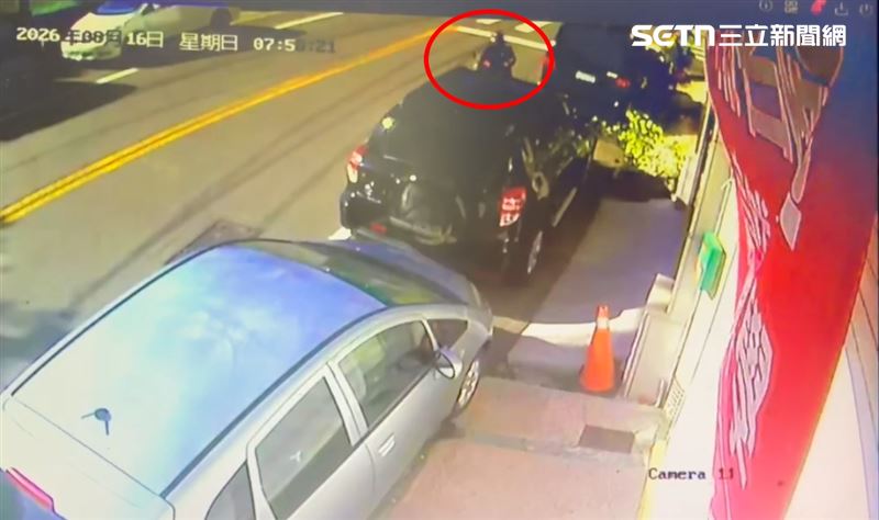 台中大甲發生離譜毒駕車禍,男子吸食喪屍煙彈後騎車外出,逆向衝撞路邊停車。(圖/翻攝畫面)