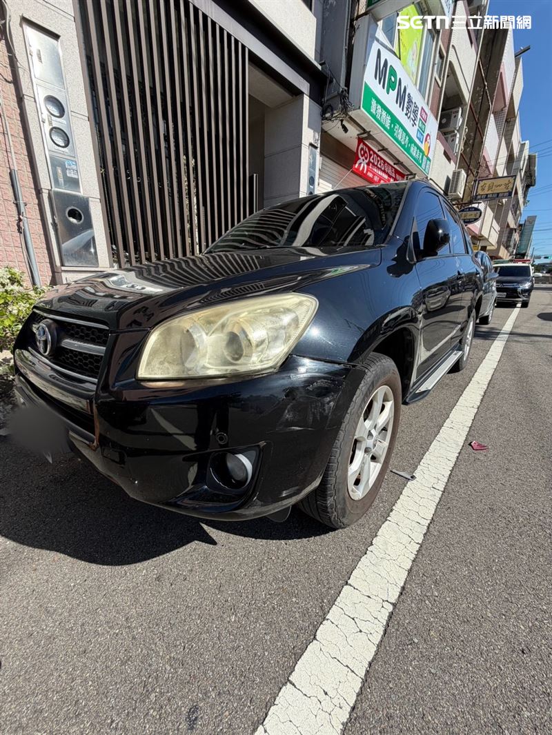 黑色休旅車慘遭毒駕波及,左前車頭受損。(圖/翻攝畫面)