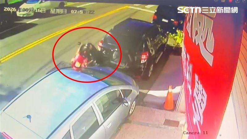 台中大甲發生離譜毒駕車禍,男子吸食喪屍煙彈後騎車外出,逆向衝撞路邊停車。(圖/翻攝畫面)
