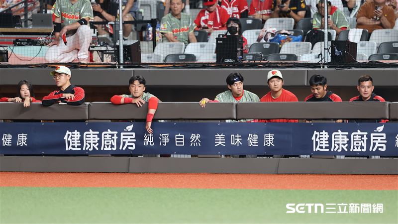 中職37年例行賽,味全龍球員用手機拍賽前演出遭聯盟罰款。(圖/記者劉彥池攝影)
