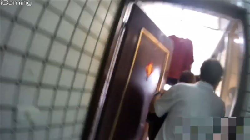 台北市大安分局一日內連破2處毒窟,當場逮捕陳姓、林姓藥頭。(圖/翻攝畫面)