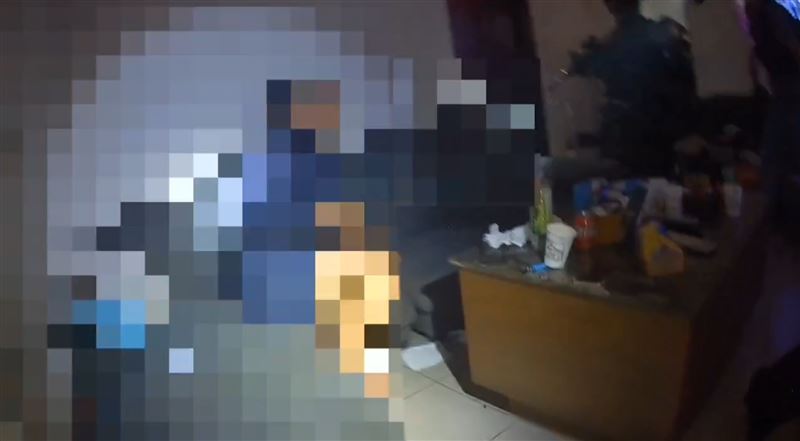 兩人用住家作為掩護,暗中充當依托咪酯毒品分裝廠。(圖/翻攝畫面)