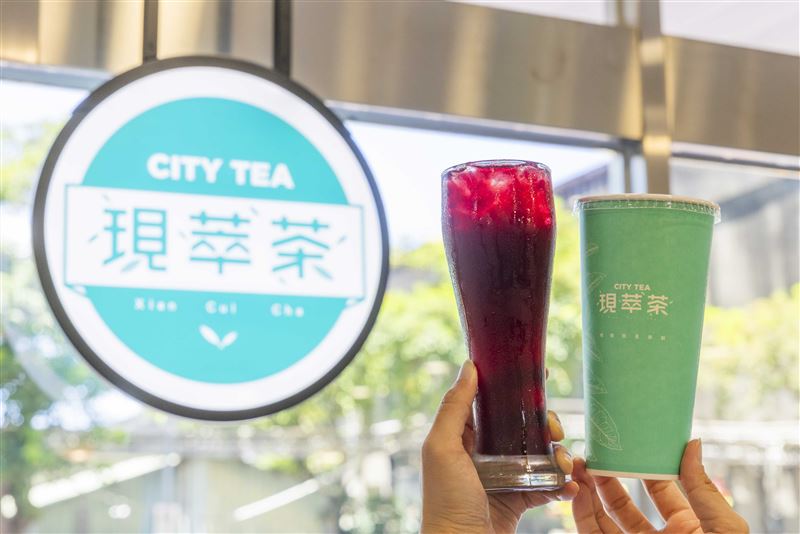 CITY TEA現萃茶去年推出的「紫桑果粒冰茶」8月19日起挾帶高人氣回歸全台3,000家門市。(圖/品牌業者提供)