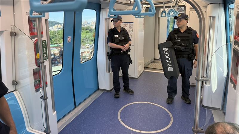 新北捷運警察在車廂內巡邏維安。(圖/翻攝畫面)