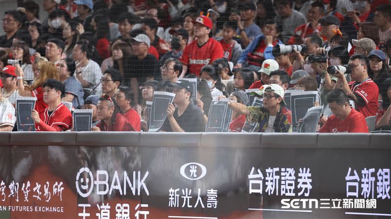 中職37年例行賽，味全龍捕手林辰勳滿壘吞K，本後龍迷印出球路進壘點抗議。（圖／記者劉彥池攝影）