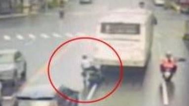 命大!雨天機車打滑險捲公車底