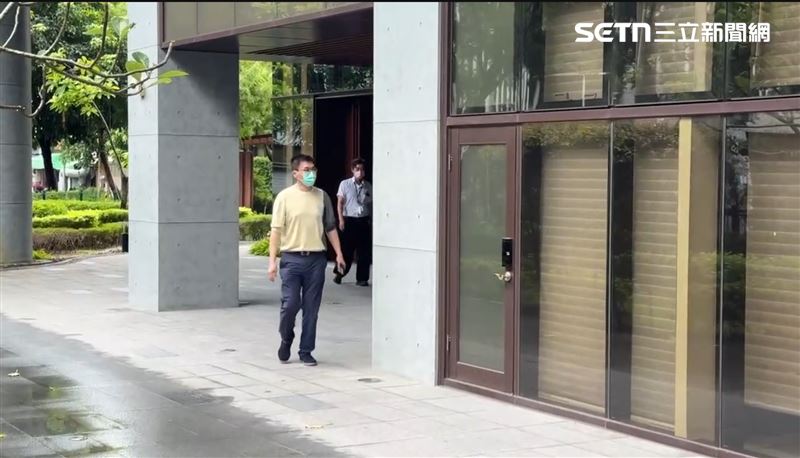 趙建銘面對記者喊話詢問,皆未回應。(圖/翻攝畫面)