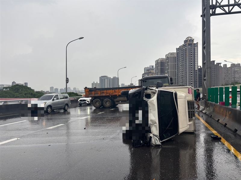 小貨車被砂石車撞到翻覆,駕駛一度受困,所幸僅受輕傷。(翻攝畫面)