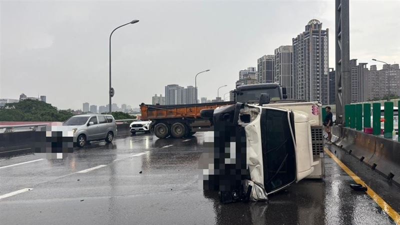突發豪雨!台65線小貨車撞砂石車翻覆