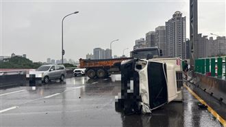 突發豪雨！台65線小貨車撞砂石車翻覆