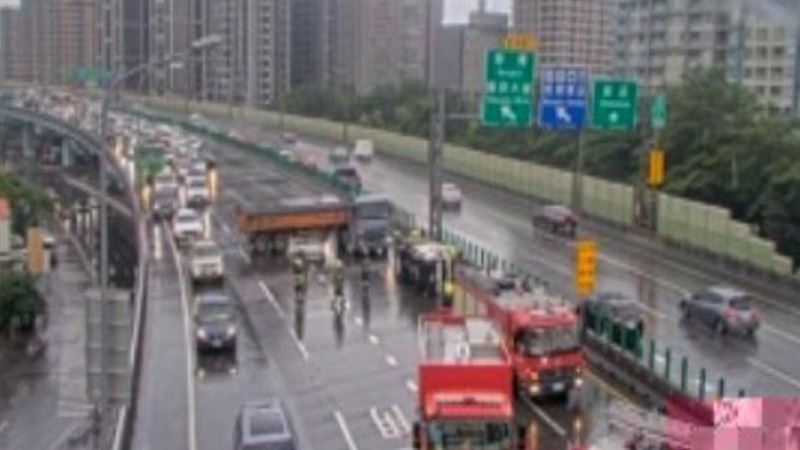 新北市台65南發生砂石車追撞貨車事故,造成車流回堵。(翻攝畫面)