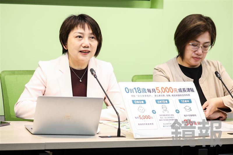 慈濟疫苗詐騙案律師陳昱瑄,在一本手札內疑似記錄收到慈濟款項後的金錢流向,其中一筆註記為「DPP 100萬」,范雲(左)解釋為「數位產品護照」