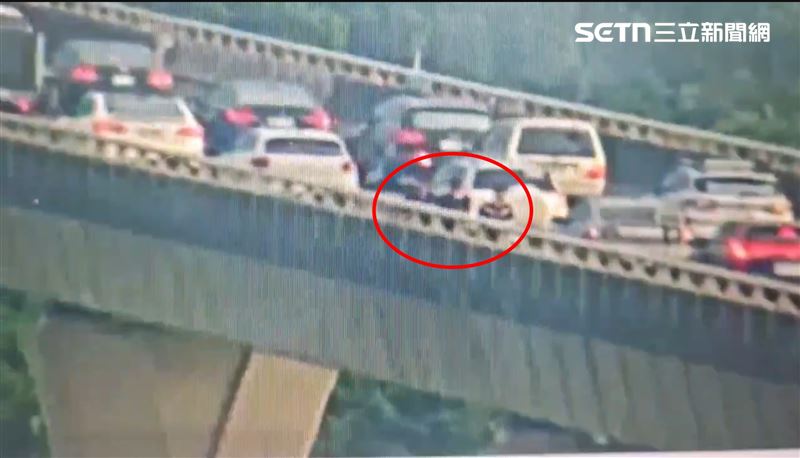 五楊高架追撞特斯拉!肇事3男「棄車狂奔」逃逸,身分曝光竟是失聯移工。(圖/翻攝畫面)