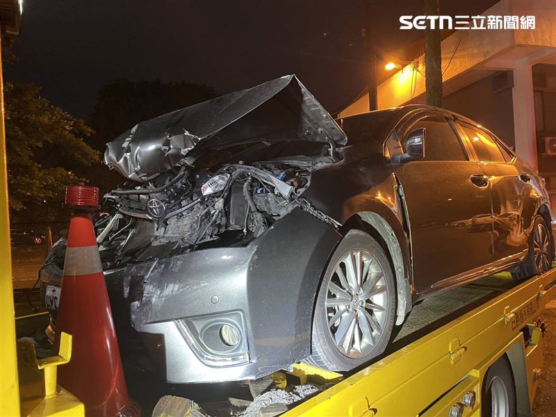 五楊高架追撞特斯拉!肇事3男「棄車狂奔」逃逸,身分曝光竟是失聯移工。(圖/翻攝畫面)