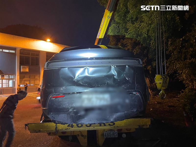五楊高架追撞特斯拉!肇事3男「棄車狂奔」逃逸,身分曝光竟是失聯移工。(圖/翻攝畫面)