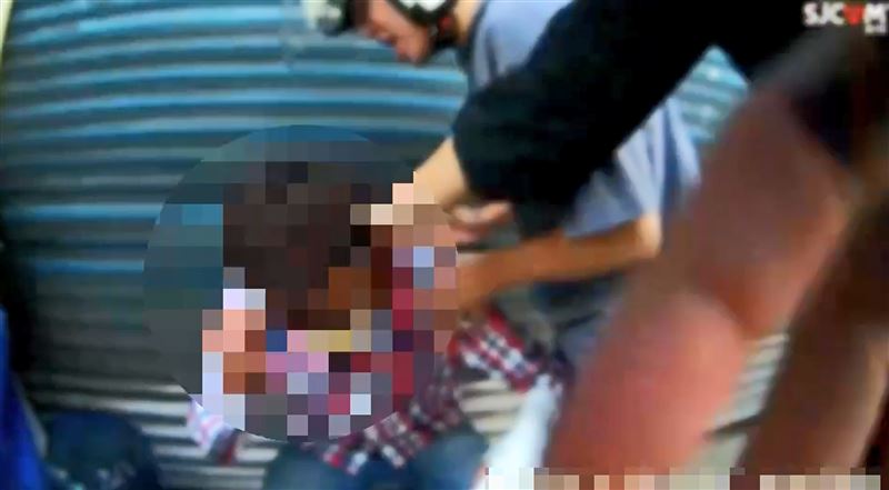 警方逮捕鐘男。(圖/翻攝畫面)