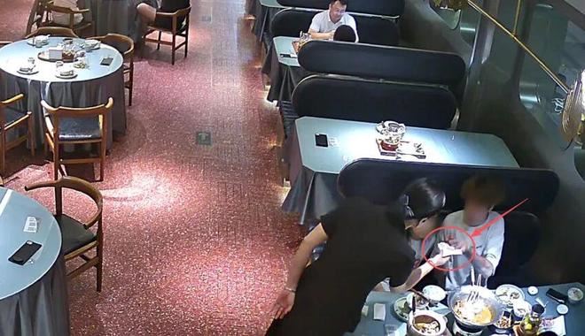 涉案男子藉口菜色不潔來要求免單或高額賠償金被業者識破。(圖/翻攝微博)