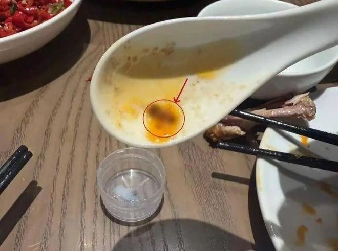 餐飲業當心!3男自帶蟑螂設局吃霸王餐被抓包。(圖/翻攝微博)