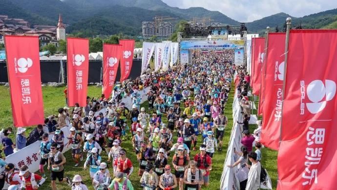 國歌響起來!中國跑者衝線前立正唱國歌