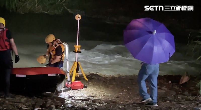 釣魚遇溪水暴漲!台中便橋遭沖毀,9移工受困烏溪沙洲消防急派艇救援。(圖/翻攝畫面)