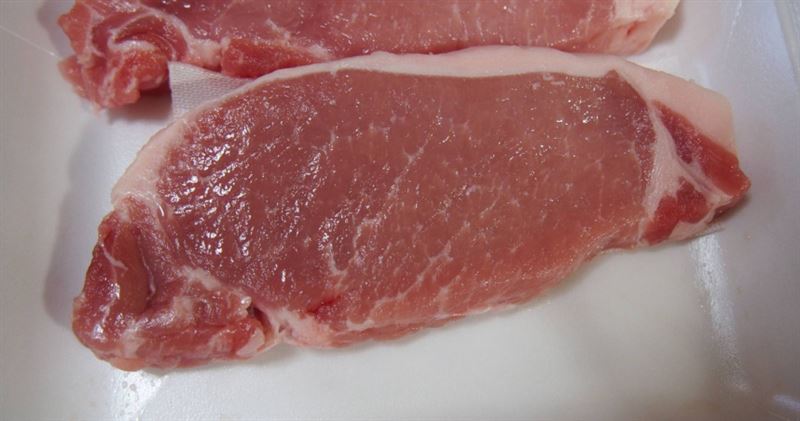 營養師提醒,豬肉的肉塊顏色應由粉色轉為灰白色,肉汁清澈無血水才算熟透。(示意圖/photoAC)