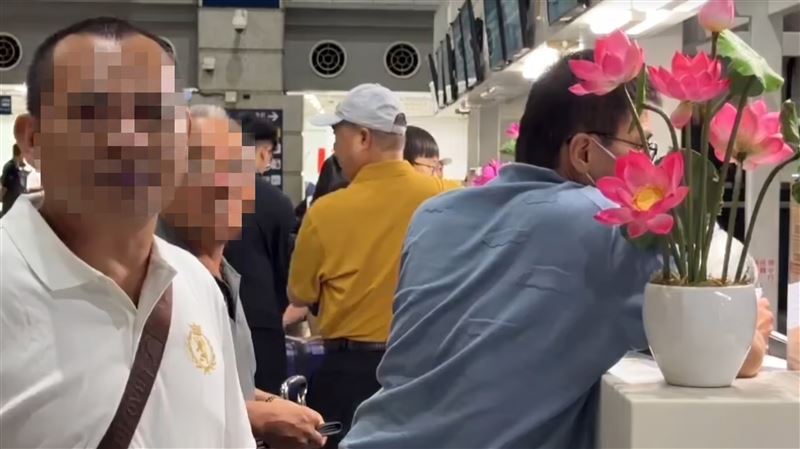 趙建銘一旁同行友人看到記者用台語說，「有拍到就好，別再一直拍了」。（圖／翻攝畫面）
